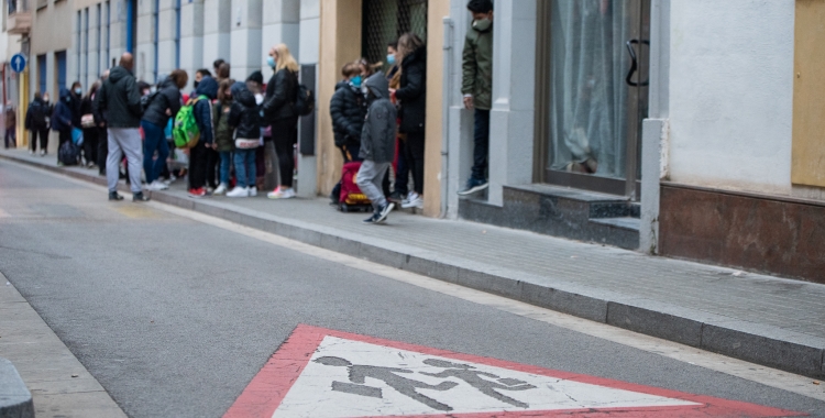 Un senyal d'avís, davant d'una escola sabadellenca/ Roger Benet