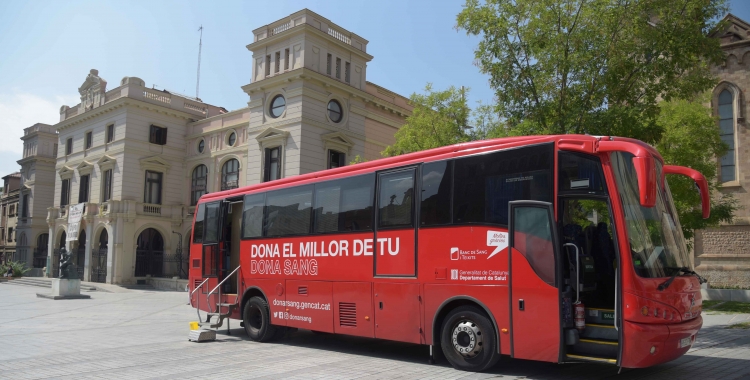 Un vehicle de donació de sang a la plaça Sant Roc, imatge d'arxiu | Roger Benet 