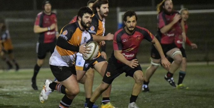 El Sabadelll Rugby Club mantenint la posessió de la pilota contra els Senglars de Torroella | Sabadell Rugby Club