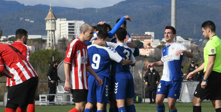 El Sabadell 'B' celebrant un gol en el derbi contra el Tibidabo | Críspulo Díaz