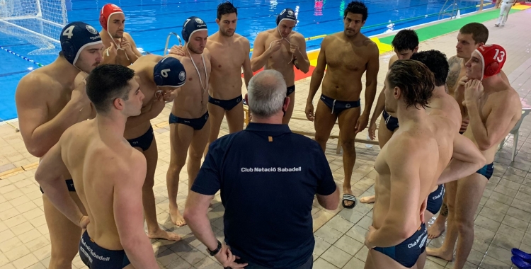 Averka, a la dreta de Colet, va reaparèixer en lliga | @cnswaterpolo