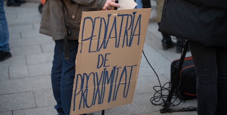 Imatge d'un cartell que reclama "pediatria de proximitat" | Roger Benet