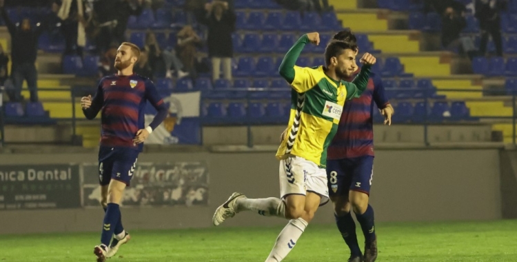 Néstor, celebrant el gol que va marcar contra el Costa Brava | CES