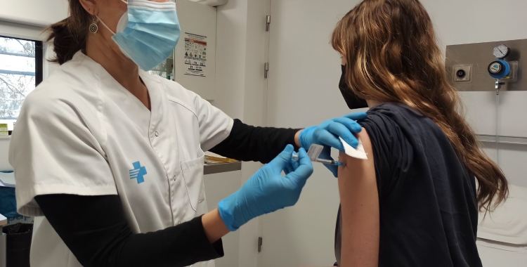 Una noia rep el vaccí d'Hipra a Barcelona | ACN 