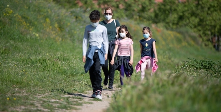 Una família passejant pel Parc Catalunya | Roger Benet