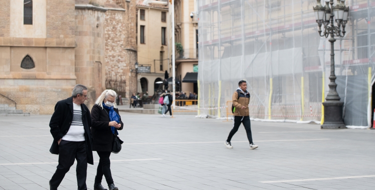 Persones sense mascareta a la plaça Sant Roc | Roger Benet