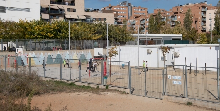 Uns nens juguen al pati de l'Institut-escola Virolet | Roger Benet