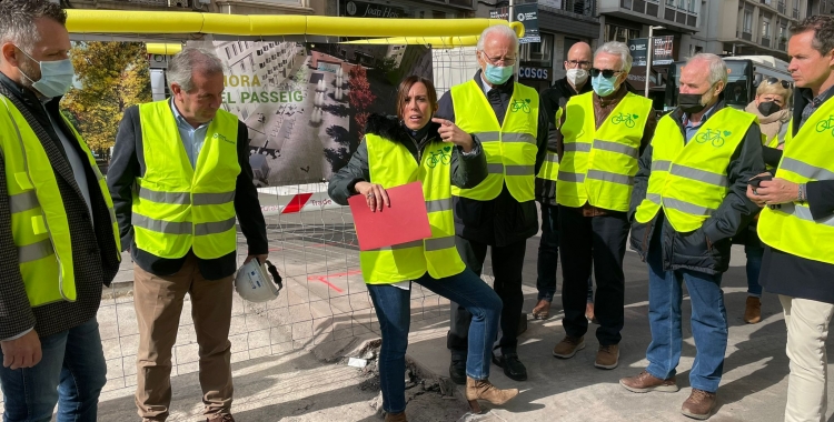 Un moment de la visita d'obres amb polític, veïnat i comerciants | Ràdio Sabadell