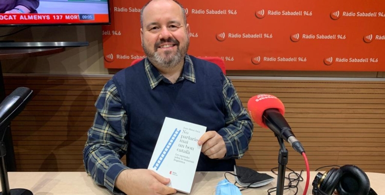 Joan Mena a l'estudi de Ràdio Sabadell