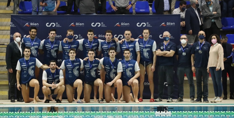 La plantilla del masculí, amb les medalles de subcampions | RFEN