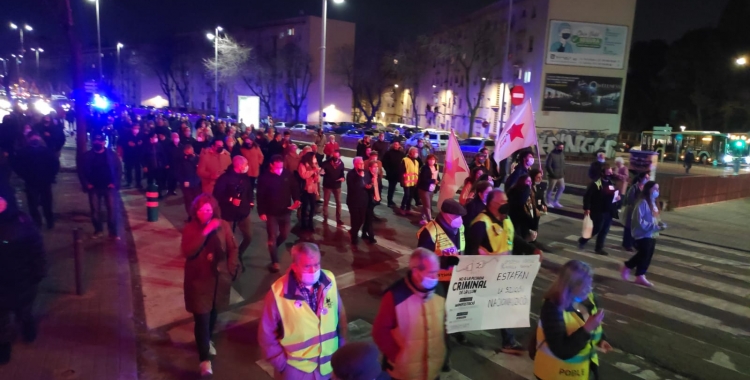 Manifestants a la Gran Via contra el preu de la llum | Pau Duran