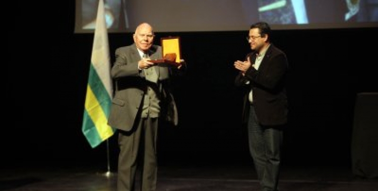 Francesc Olivella rep la Medalla de la Ciutat de mans de Joan Carles Sànchez, aleshores alcalde | Cedida