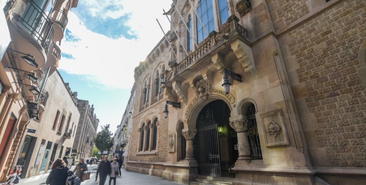 Façana de l'edifici modernista del carrer Gràcia | Roger Benet