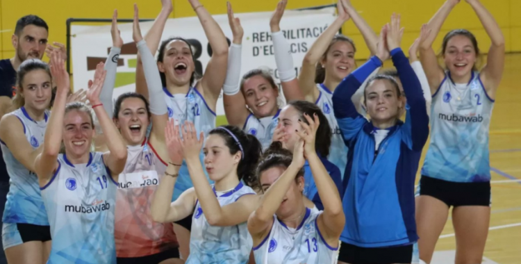 Alegria a la plantilla del Club després de guanyar a Esplugues | CNS Vòlei