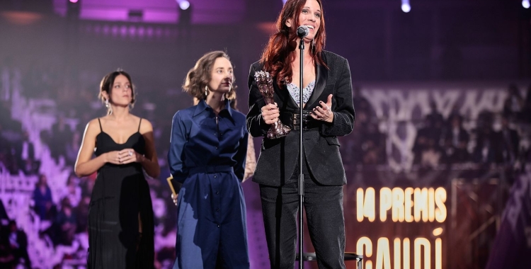 La directora de cinema Neus Ballús recollint el guardó 