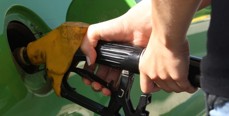 Les benzineres de Sabadell veuen insuficient baixar 20c/l de combustible | ACN