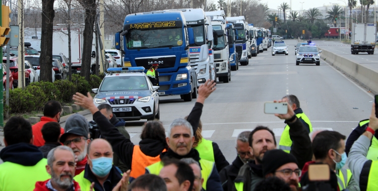 Transportistes barrant el pas a una filera de camions a la Zona Franca | ACN