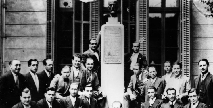 Un grup de joves davant del bust, anys 30 | Cedida ERC