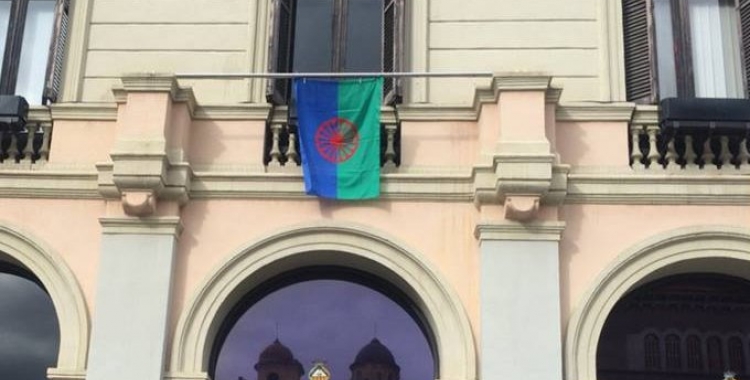 La bandera romaní, a l'Ajuntament el dia del poble Gitano | Cedida