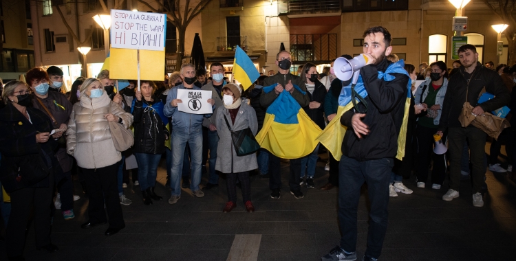 Atamanchuk amb la resta de manifestants contra la invasió d'Ucraïna, aquest dimarts a plaça Sant Roc | Roger Benet