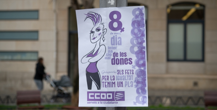 Un cartell de CCOO pel 8M a plaça Sant Roc/ Roger Benet