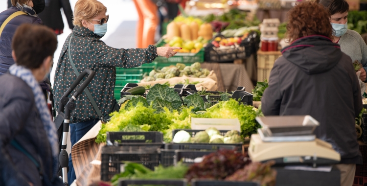 Una clienta a les parades de l'exterior del Mercat Central/ Roger Benet