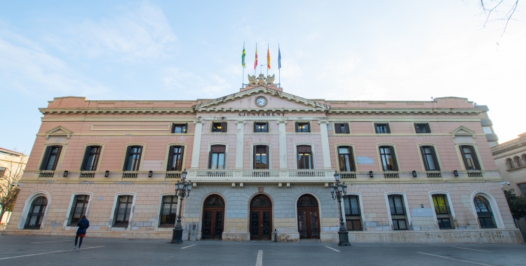 Exterior de l'Ajuntament de Sabadell, en una imatge d'arxiu/ Roger Benet