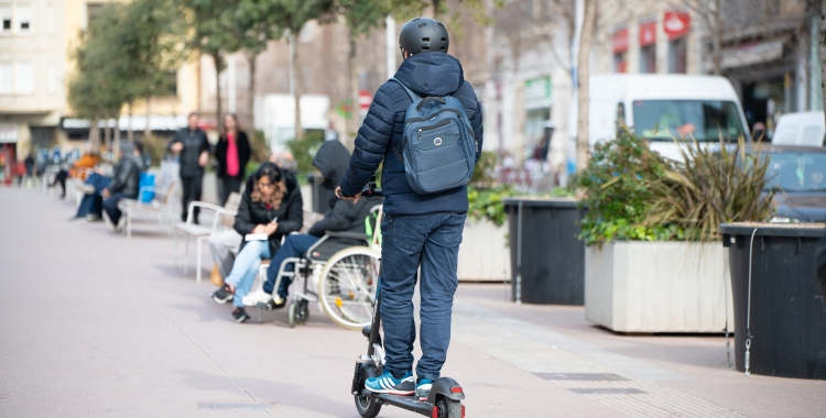 Un patinet, pel Passeig/ Roger Benet