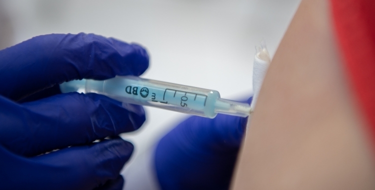 La distribució desigual de les vacunes és un dels aspectes que denuncia Amnistia Internacional | Roger Benet