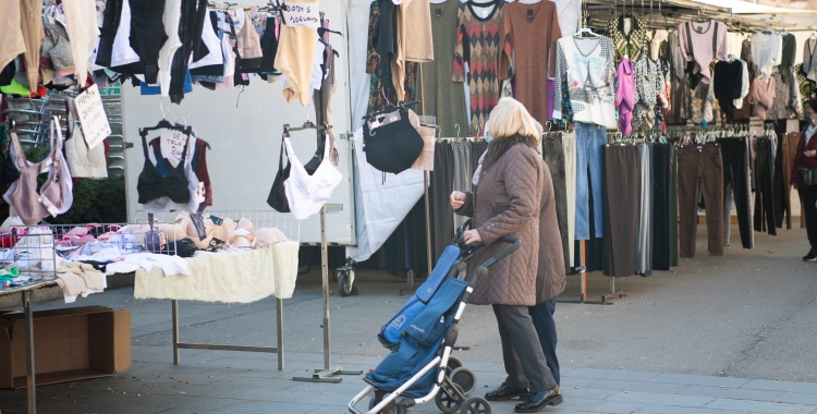 Una persona comprant al mercat ambulant del Centre | Roger Benet