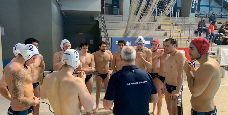 Els de Quim Colet abans de començar el partit contra el Real Canoe | @CNSwaterpolo 