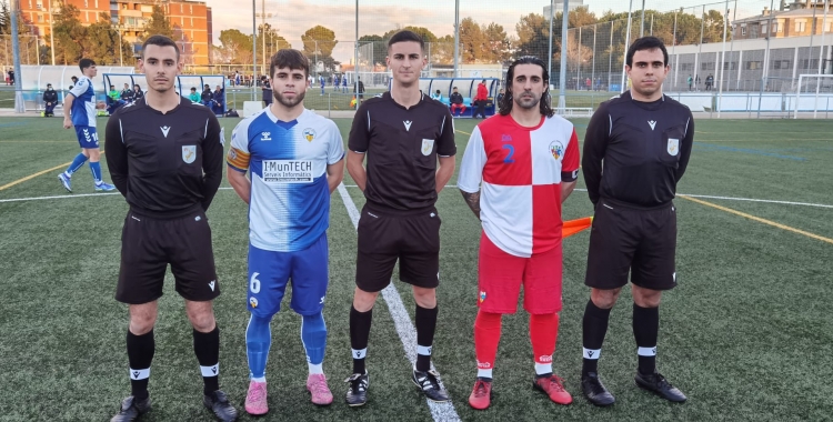 Els àrbitres i els dos capitans abans de començar el derbi | @CESabadell