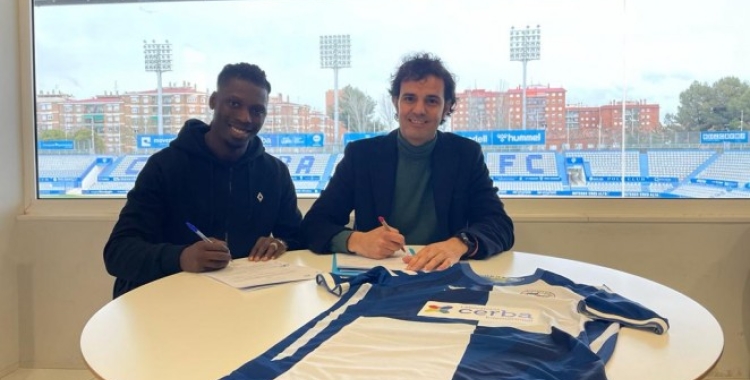Lamine signant el contracte | CES