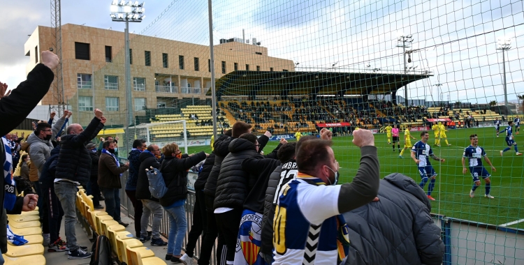 L'afició arlequinada celebra un dels tres gols al Mini Estadi | CES