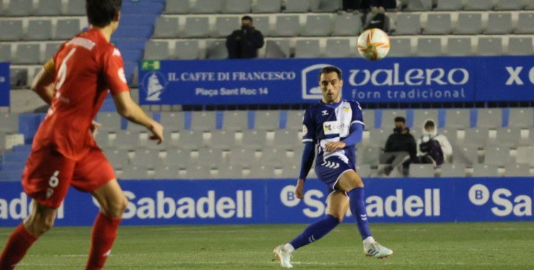 Sergio Aguza en una acció del partit contra l'Alcoyano | CES