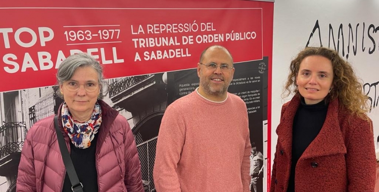 Rodríguez, al centre, amb dues impulsores de la exposició | Ràdio Sabadell
