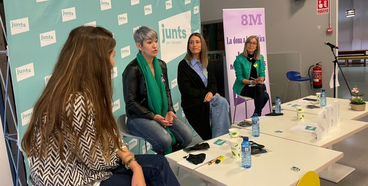Ciuró, la segona per l'esquerra, en un moment de l'acte | Ràdio Sabadell