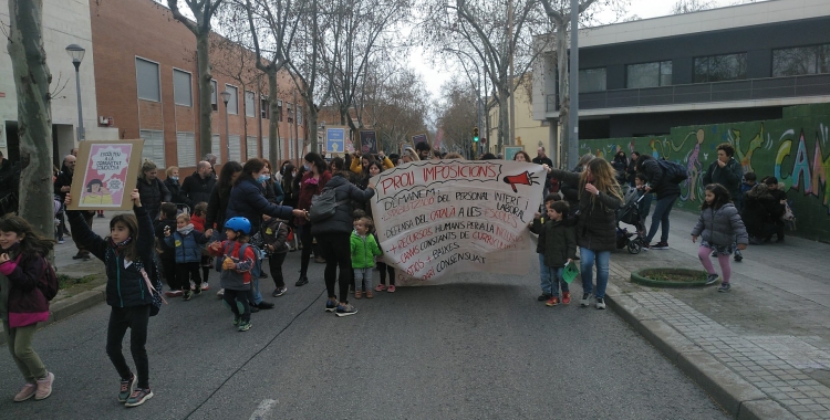 Les famílies del Teresa Claramunt protestant per una educació pública de qualitat | Cedida