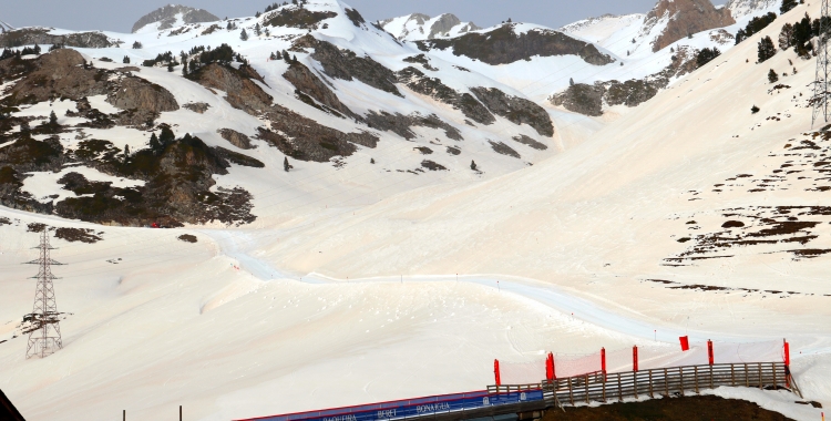 La pols sahariana ha tenyit de marró la neu del Pirineu | ACN