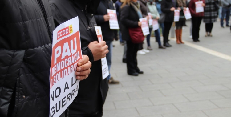 Un cartell durant el minut de silenci/ Cedida