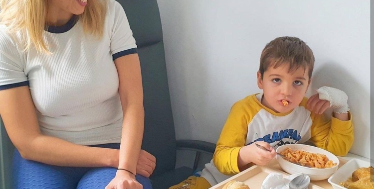 Un pacient pediàtric, menjant el que ha escollit/ Taulí