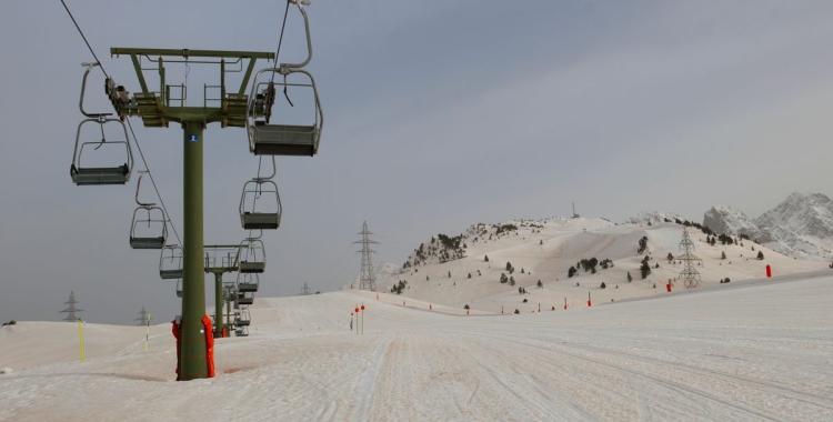 La pols sahariana tancant de marró la neu del Pirineu | ACN