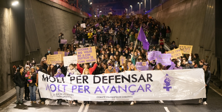 1.000 persones es manifesten a Sabadell pels drets de les Dones el 8M | Roger Benet