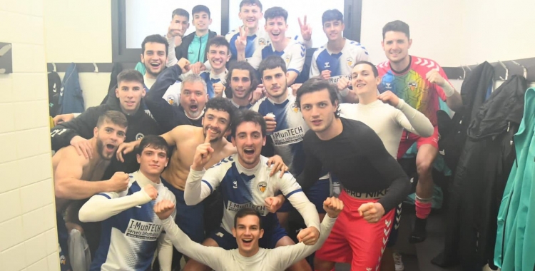 Celebració de la victòria al vestuari | CE Sabadell