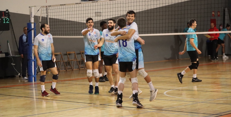 El sènior masculí en acabar el partit | @CNSvolei