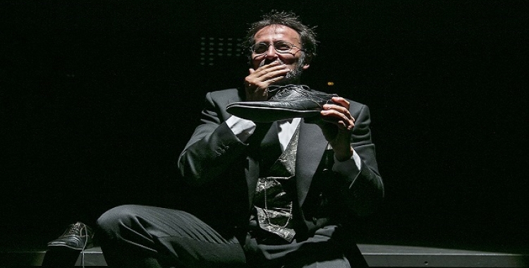 Un moment de la representació teatral a càrrec de Xavier Graset