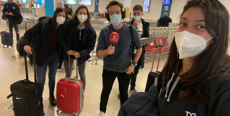 L'expedició del Natació Sabadell a l'aeroport d'Atenes | Mati Ortiz