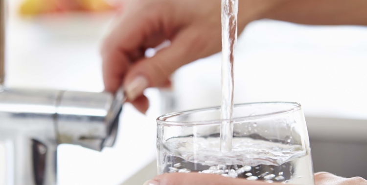 La llei de residus obliga a la restauració a donar gots d'aigua de l'aixeta als clients