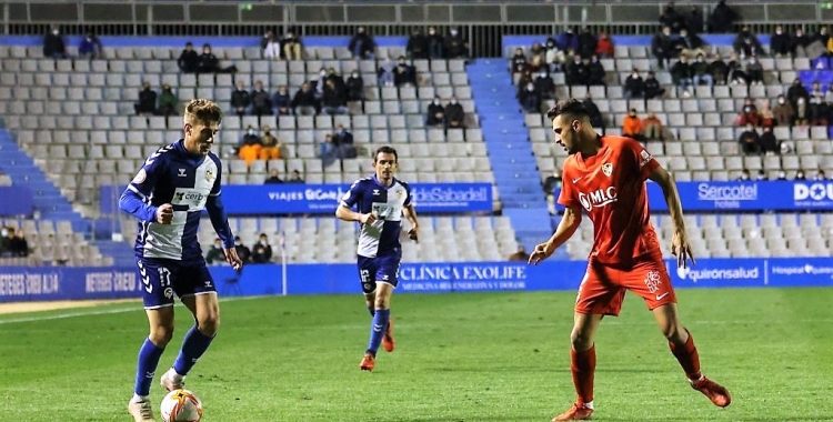 Alfred Planas prova un u contra u en el partit davant el Linares | Críspulo Díaz