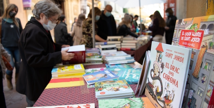 Una dona mira llibres en una parada | Roger Benet